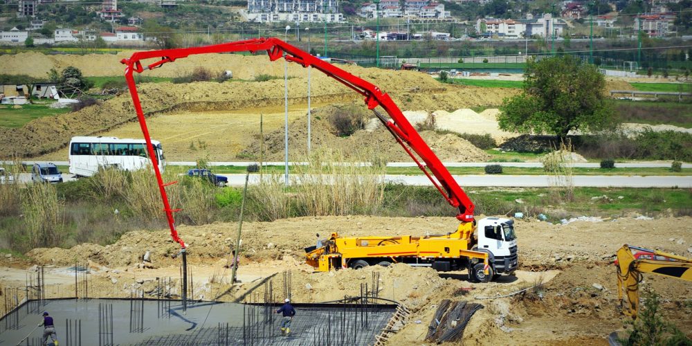 Concrete,Pump,Truck,Conveyed,Concrete,On,Construction,Site。