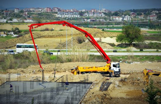 Concrete,Pump,Truck,Conveyed,Concrete,On,Construction,Site。