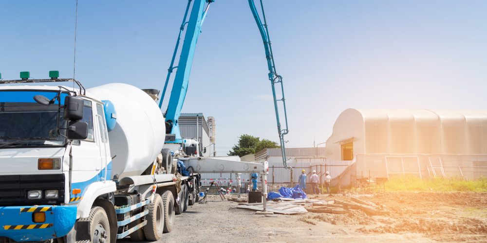 Casting,Concrete,Slab,By,Hydraulic,Pump,Machine,With,Blue,Sky