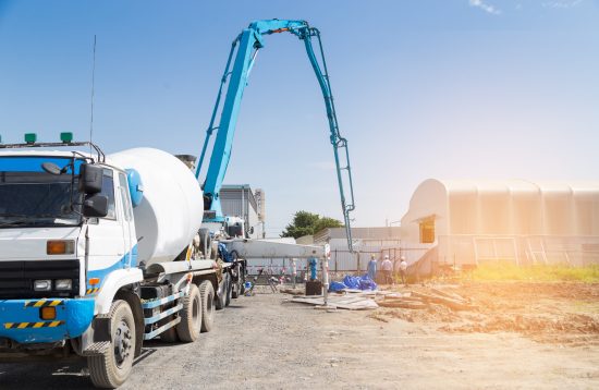 Casting,Concrete,Slab,By,Hydraulic,Pump,Machine,With,Blue,Sky